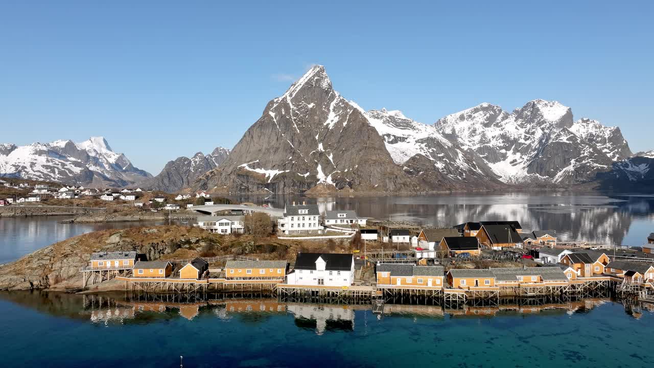 从罗弗敦群岛的莱内村上空鸟瞰，在晨光中。挪威的旅游目的地。视频素材