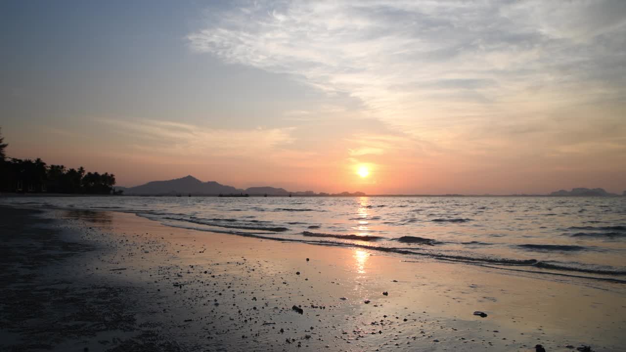 美丽的天空和日落与波浪和海滩黄昏在穆克岛，泰国视频素材