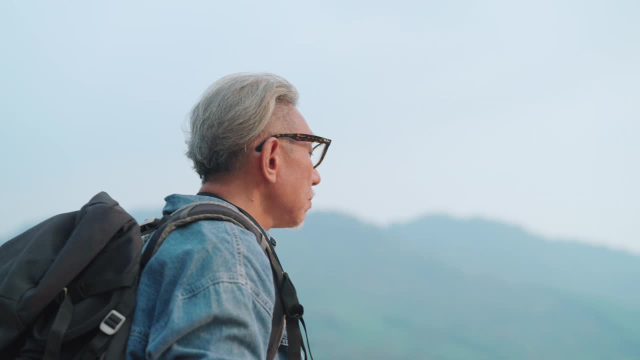 老年人在大自然中旅行视频素材