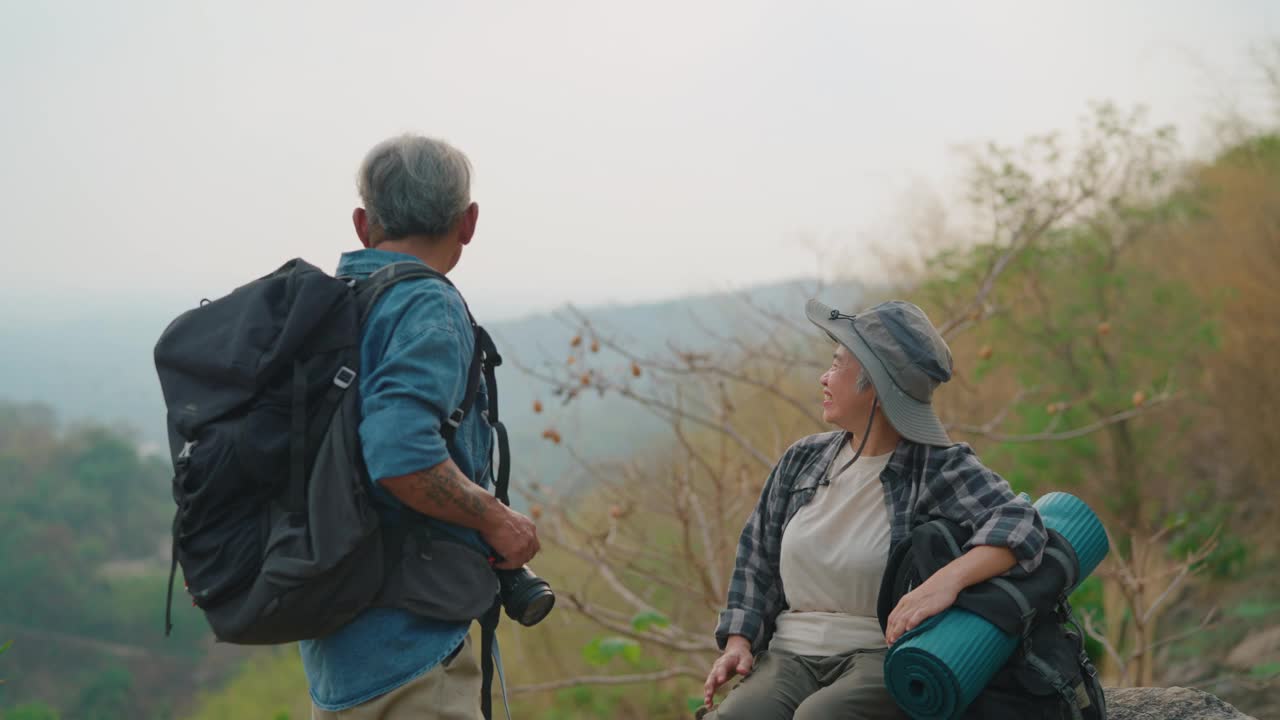 老年夫妇在大自然中旅行视频素材