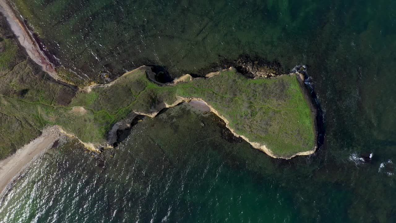 黑海上令人惊叹的绿色岩石海滩的鸟瞰图视频素材