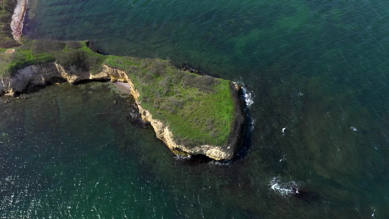 黑海上令人惊叹的绿色岩石海滩的鸟瞰图视频下载