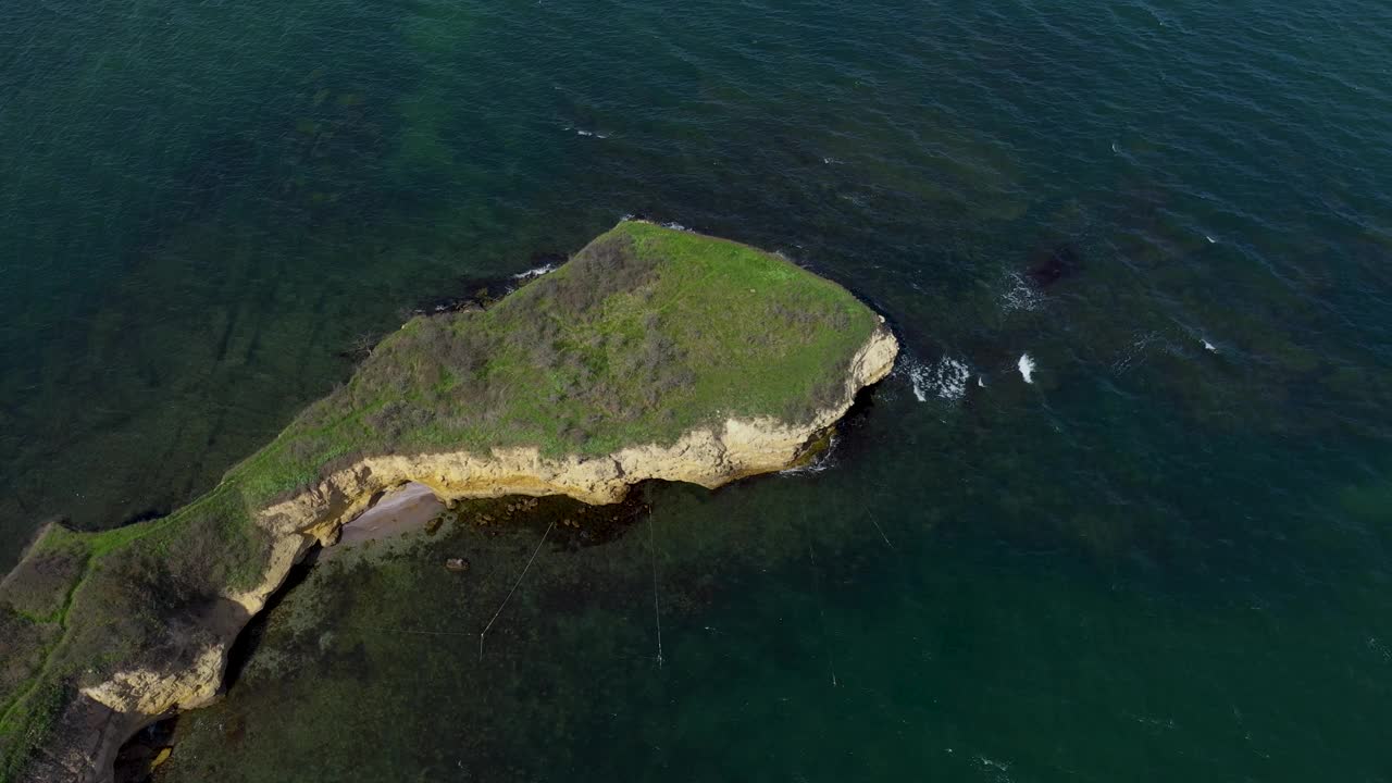 黑海上令人惊叹的绿色岩石海滩的鸟瞰图视频素材