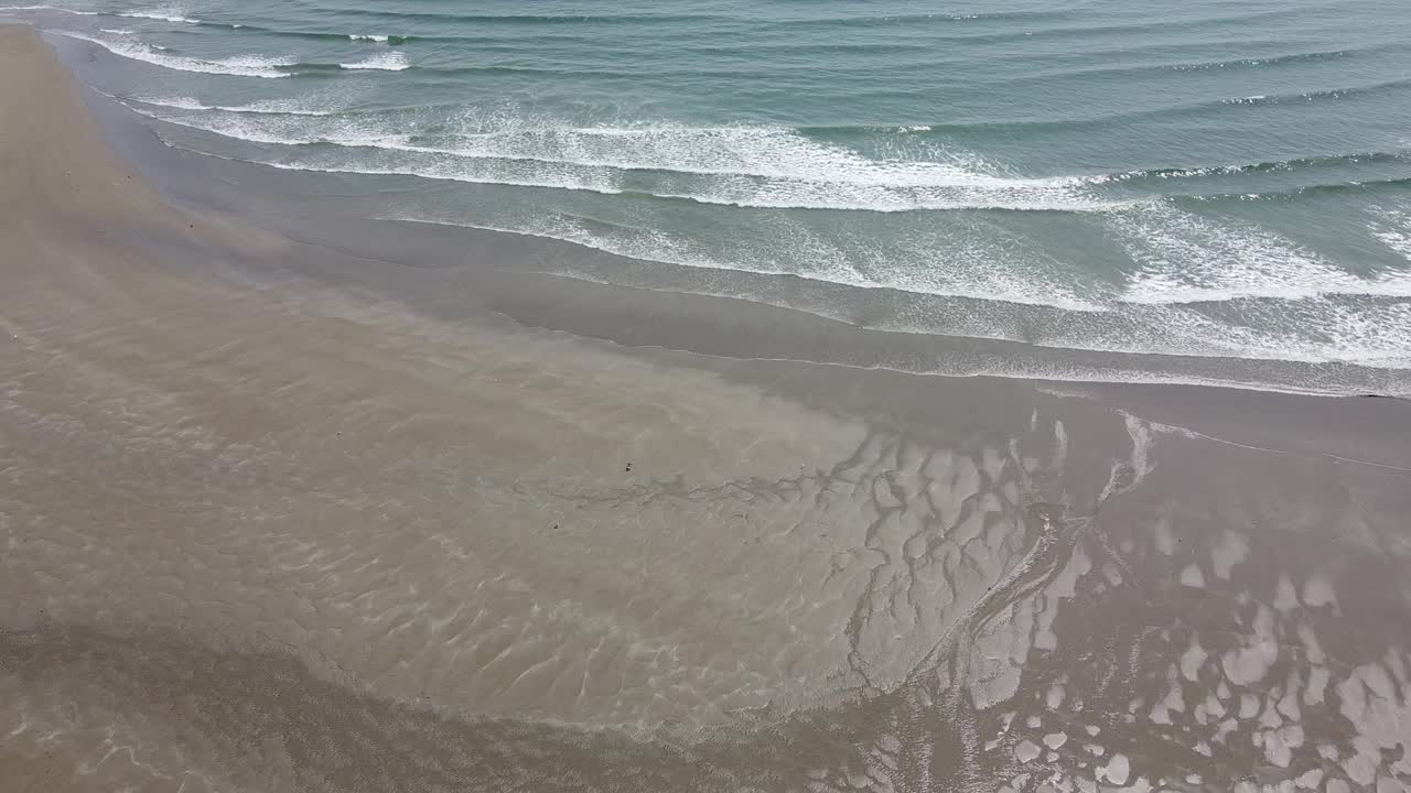 沙滩上的沙子，海浪，海景。沙滩和海面上的白色泡沫，无人机拍摄的视频。海景。视频素材