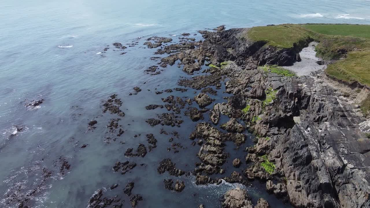 爱尔兰大西洋的岩石海岸。风景如画的旅游路线被称为野生大西洋之路。爱尔兰海岸岩石，北部自然。视频素材