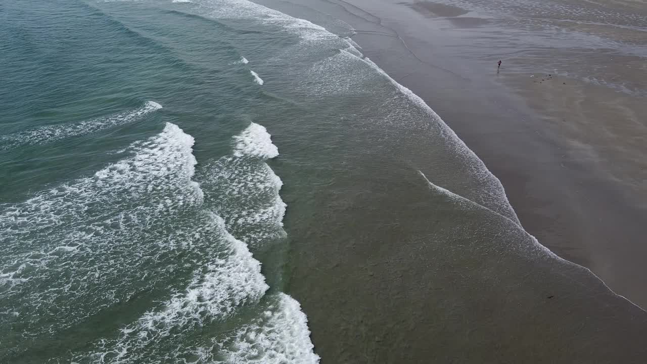 有沙滩和海浪的海滩。白色的泡沫。海上，无人机视频。海洋上的波浪。视频素材