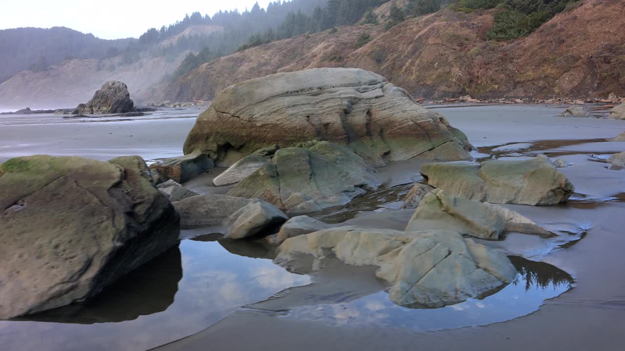 中间有一块大岩石的多岩石的海滩视频素材