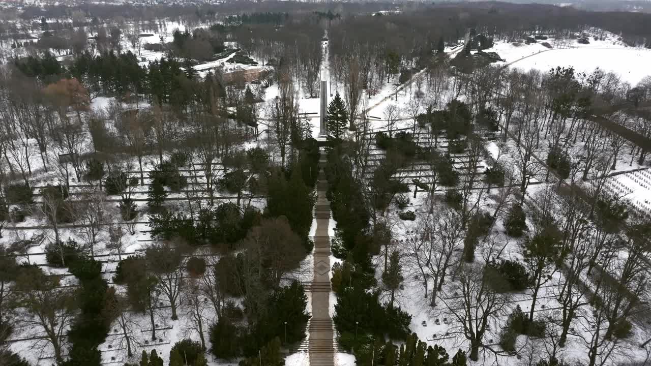 1月一天，波兹纳斯城堡上空的无人机画面。白雪覆盖的地面，光秃秃的树木，远处可见的行人。视频下载