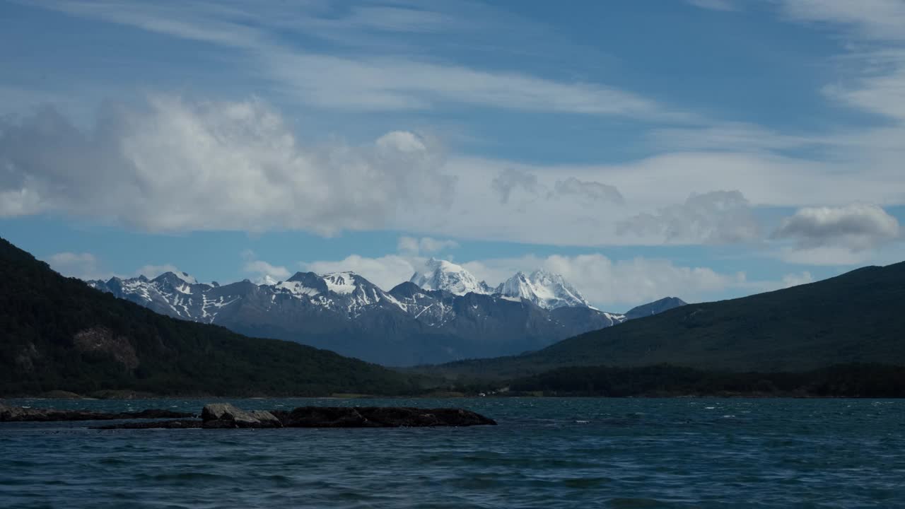 火地岛国家公园的高山湖泊，位于阿根廷火地岛乌斯怀亚。间隔拍摄视频素材