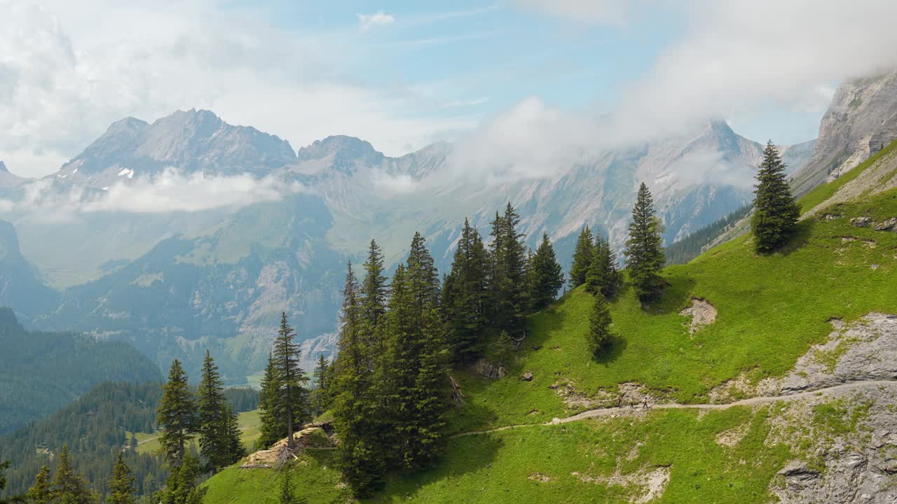 徒步旅行期间，夏天瑞士阿尔卑斯山的美景视频素材