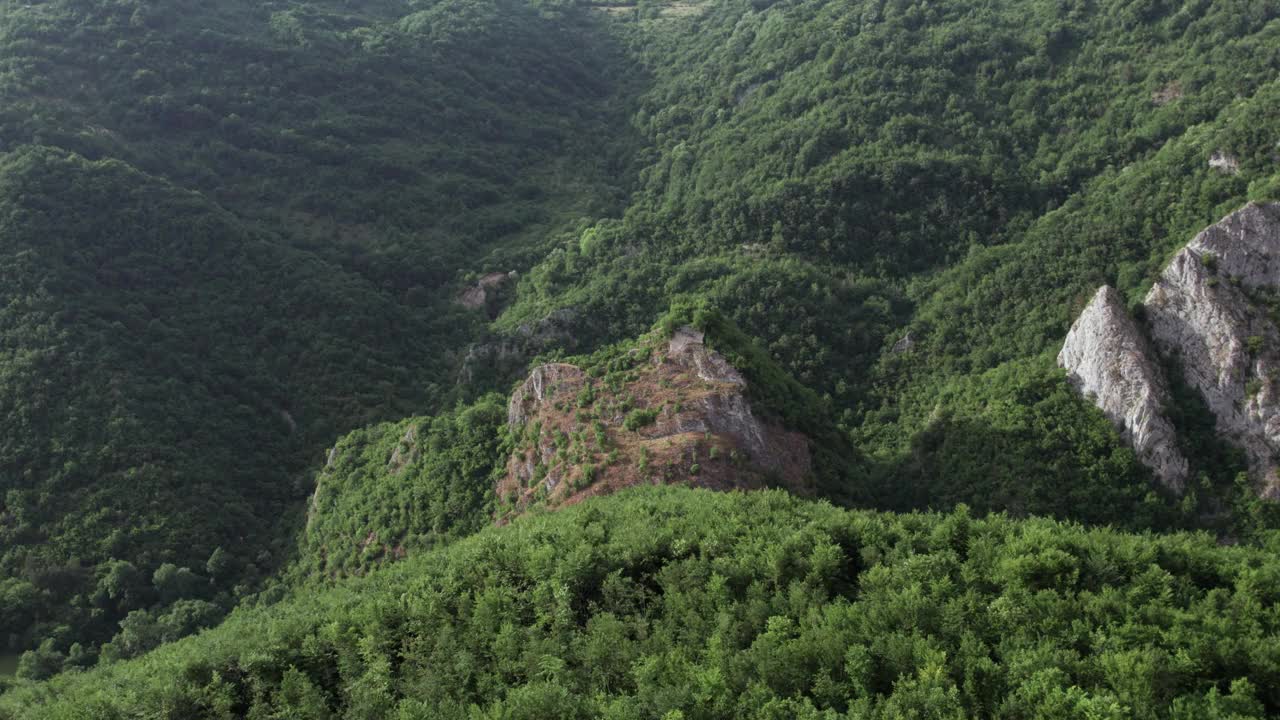 鸟瞰森林中科莫廷要塞的废墟视频素材