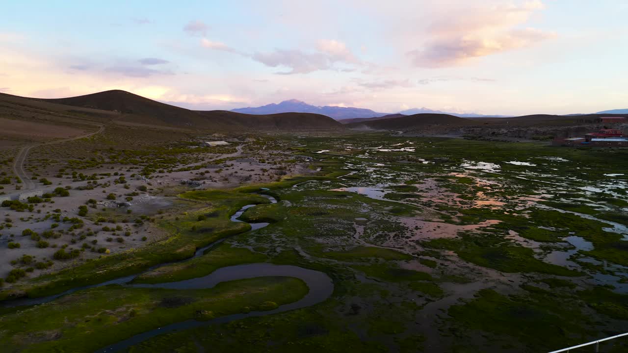 黄昏的色调在智利湿地与安第斯山脉的背景，鸟瞰图视频素材