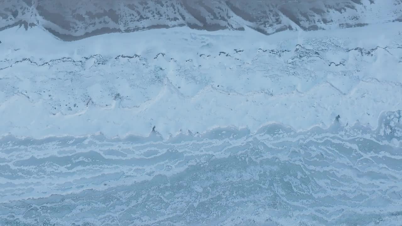 湖岸完全结冰，有雪景，宁静的冬季景色，俯视鸟瞰视频素材