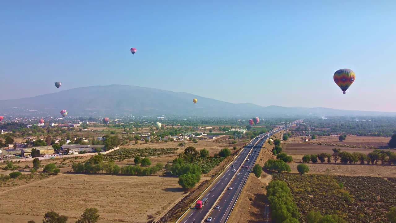 惊人的空中镜头，热气球在特奥蒂瓦坎在日出，太阳金字塔视频下载