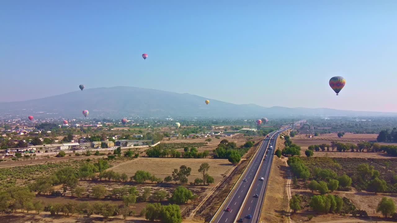 惊人的空中镜头，热气球在特奥蒂瓦坎在日出，太阳金字塔视频素材