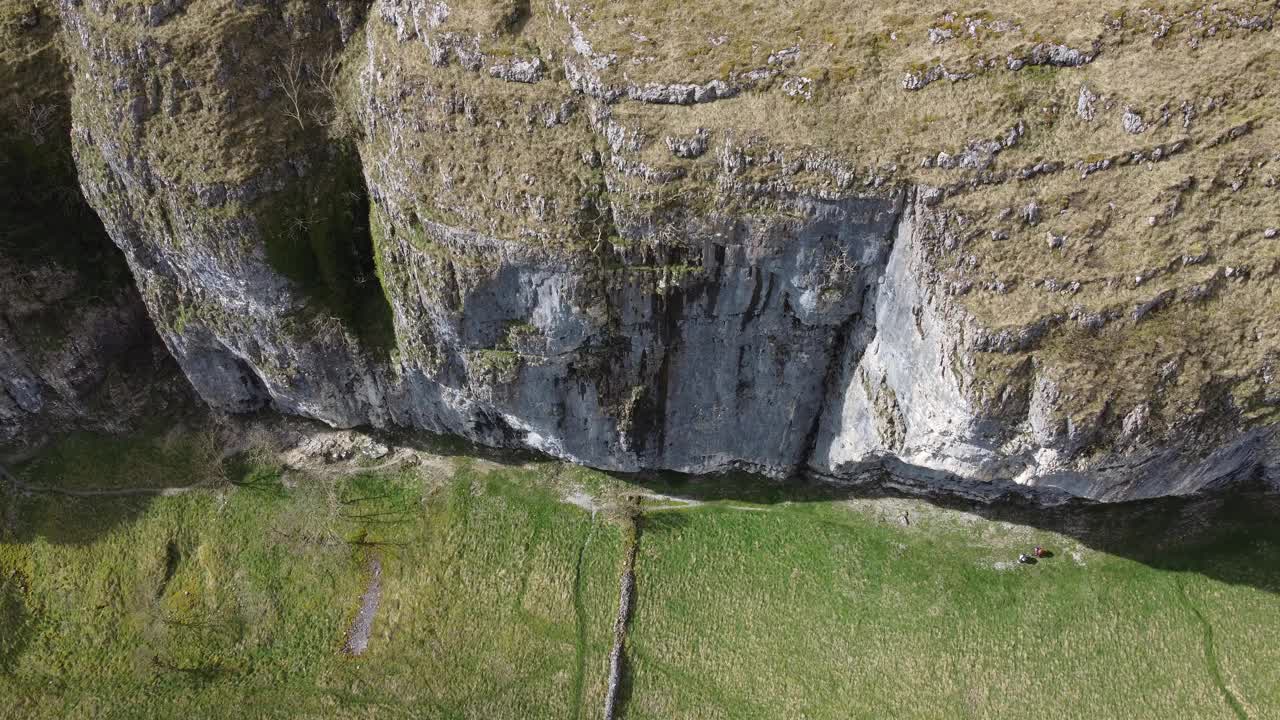 Kilnsey峭壁附近的无人机飞行视频下载