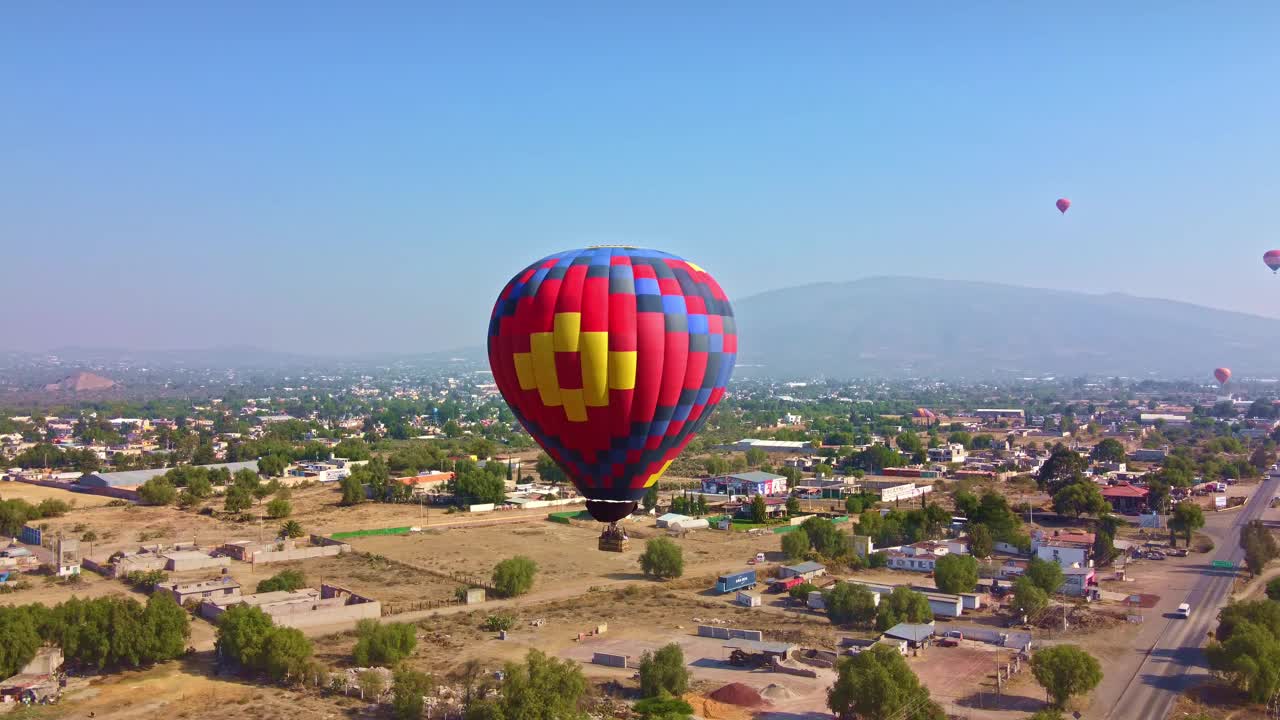 惊人的空中镜头，热气球在特奥蒂瓦坎在日出，太阳金字塔视频素材