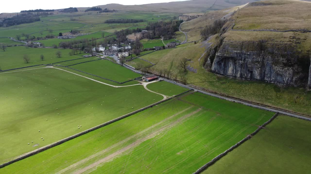 Kilnsey峭壁附近的无人机飞行视频素材