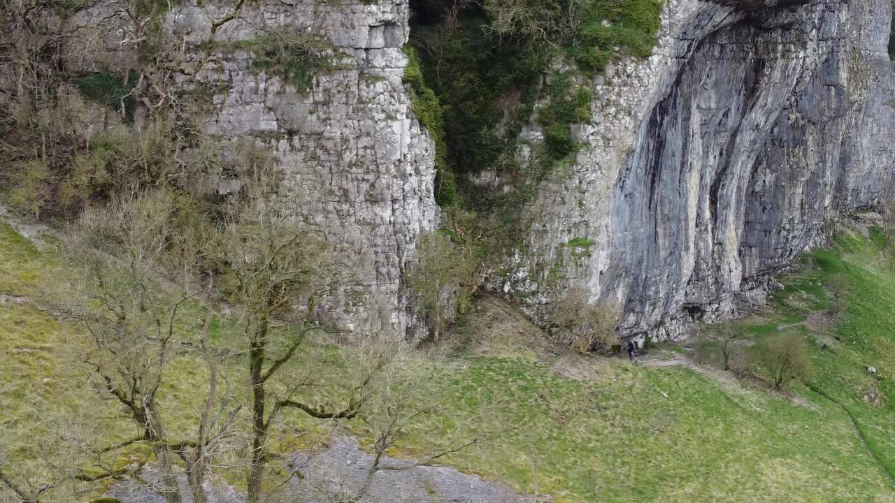 Kilnsey峭壁附近的无人机飞行视频素材