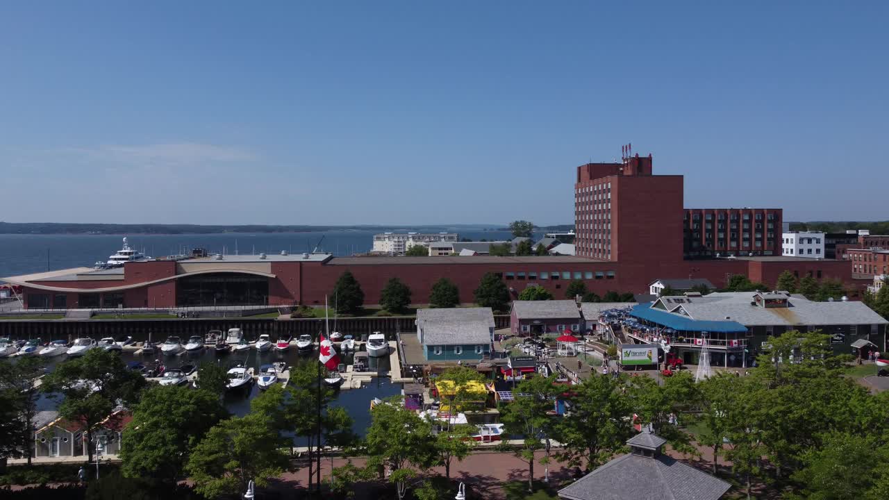 在阳光明媚的夏日，爱德华王子岛夏洛特敦码头的空中无人机。视频素材