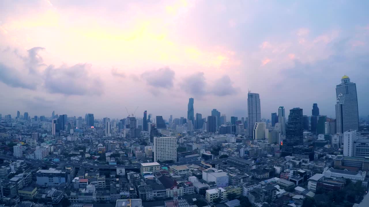 云在城市上空移动。时间流逝。股票视频视频下载