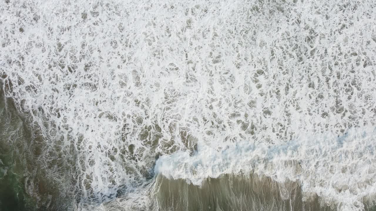 在正常的一天里，危险的海浪袭击维扎格海岸的抽象视频和维扎格市的鸟瞰图，朝向罗摩克里希纳或RK海滩。视频素材