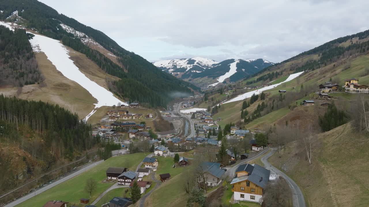 奥地利萨尔巴赫-辛特格勒姆滑雪胜地，雪坡，晨光，鸟瞰图视频素材