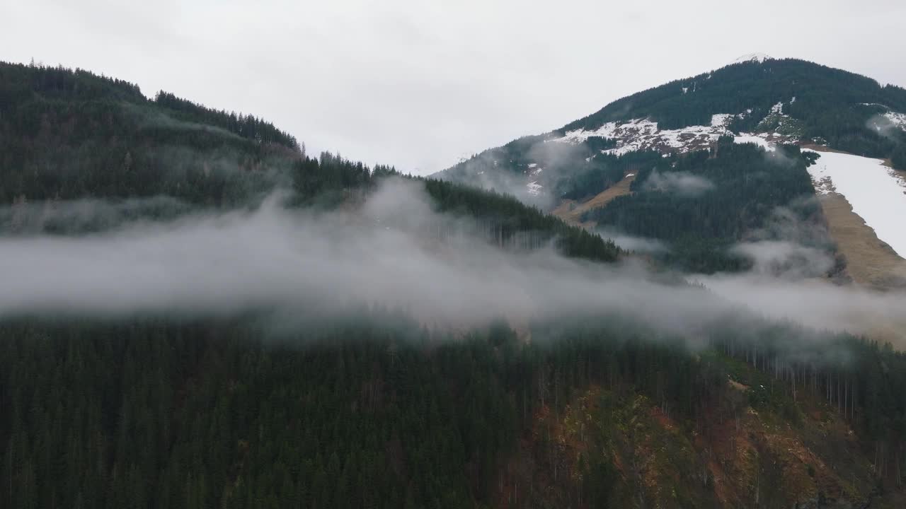 云雾笼罩着萨尔巴赫-辛特格勒姆(奥地利)的雪峰，鸟瞰图视频素材