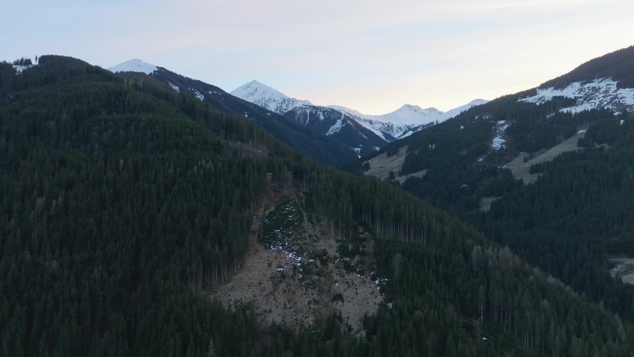 奥地利的萨尔巴赫-辛特格勒姆滑雪胜地，黄昏时的雪山，鸟瞰图视频素材