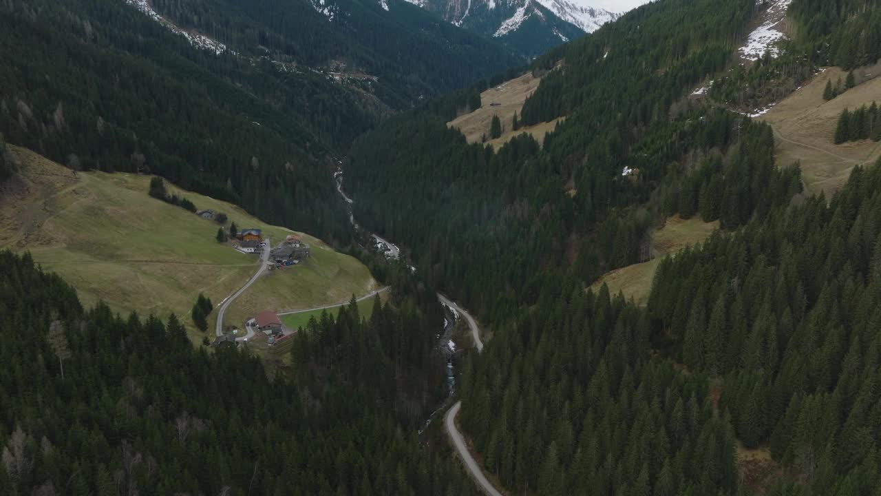 萨尔巴赫-辛特格勒姆，奥地利滑雪胜地坐落在高山树木，倾斜到揭示山，鸟瞰图视频素材