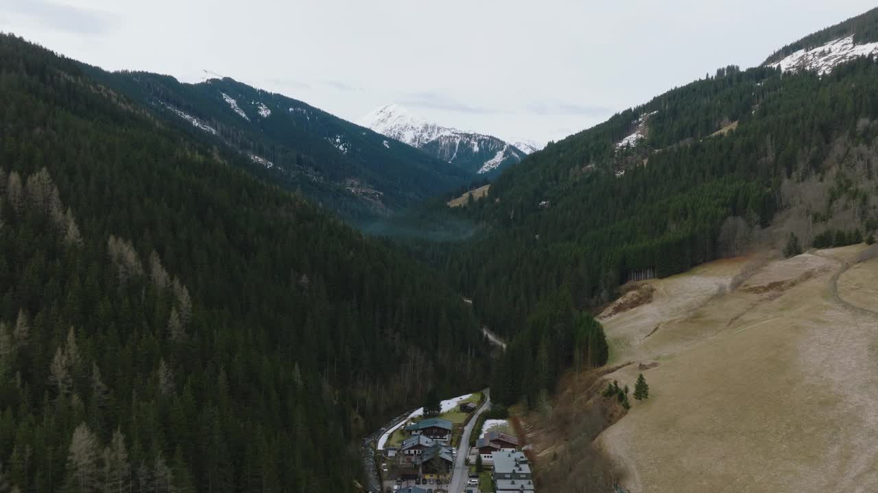 萨尔巴赫-辛特格勒姆滑雪胜地坐落在奥地利阿尔卑斯山，鸟瞰图视频素材