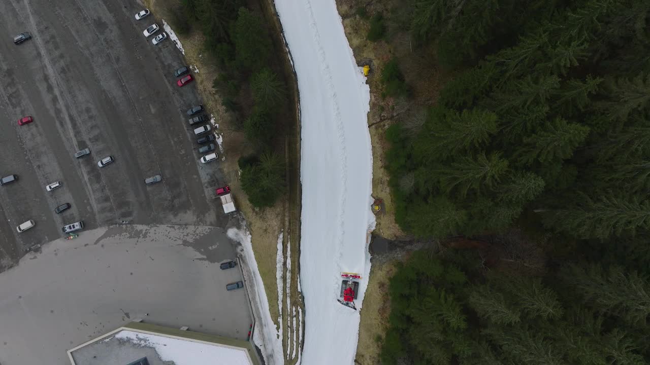 萨尔巴赫-辛特格勒姆(奥地利)滑雪胜地，雪坡和松树，鸟瞰图视频素材