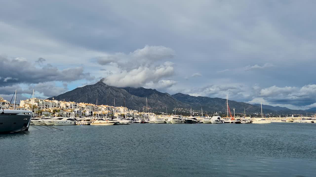 被游艇、山脉和大海环绕的巴努斯港风景，西班牙马贝拉视频素材