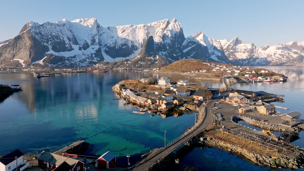 从罗弗敦群岛的莱内村上空鸟瞰，在晨光中。挪威的旅游目的地。视频素材