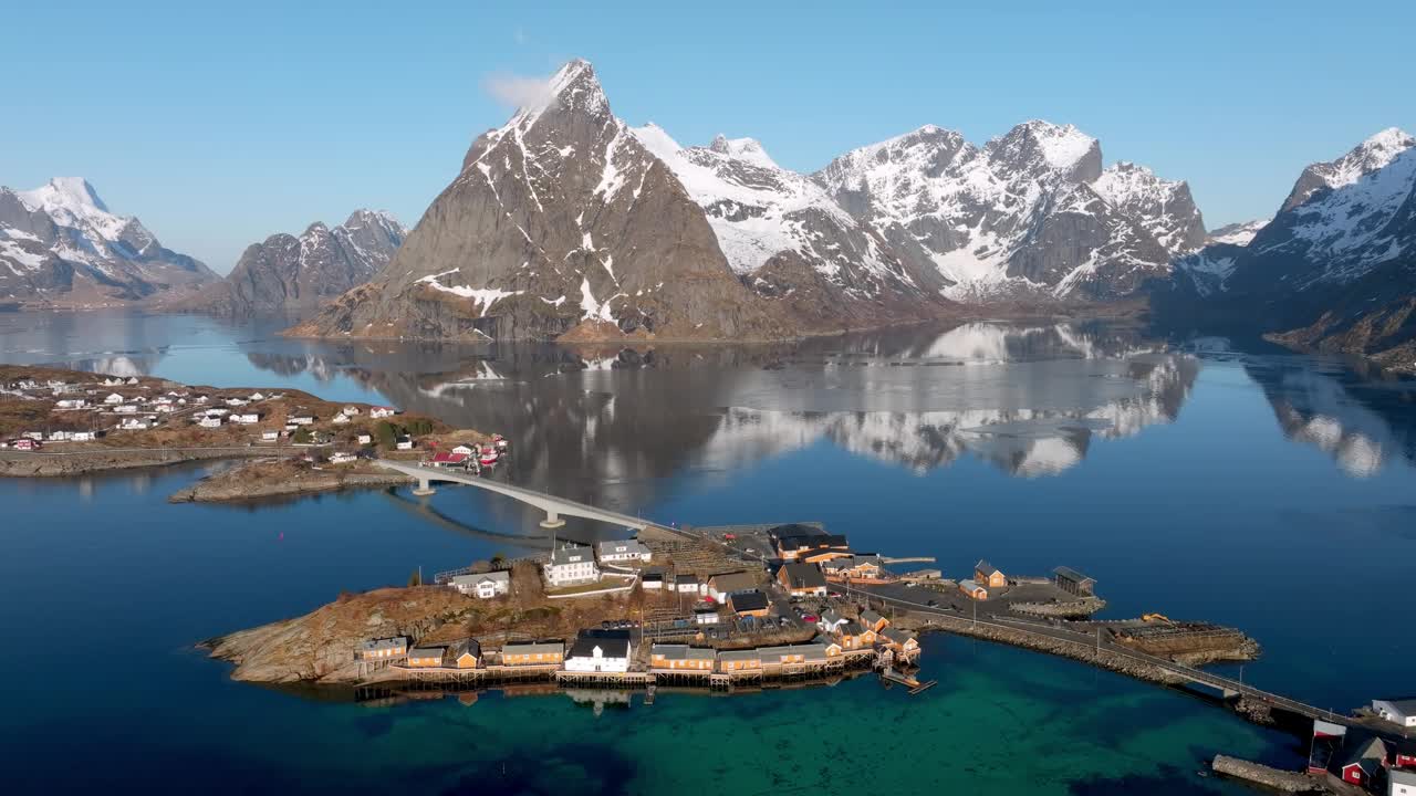 从罗弗敦群岛的莱内村上空鸟瞰，在晨光中。挪威的旅游目的地。视频素材