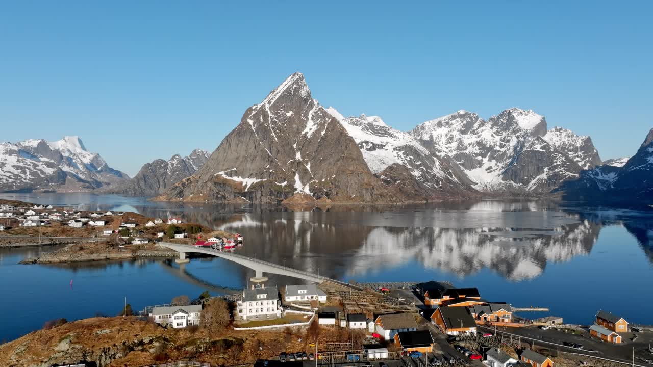 从罗弗敦群岛的莱内村上空鸟瞰，在晨光中。挪威的旅游目的地。视频素材