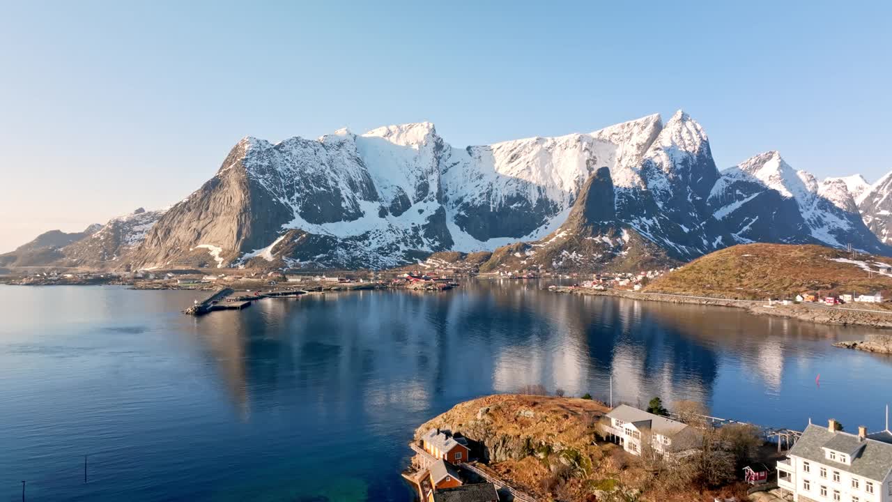 从罗弗敦群岛的莱内村上空鸟瞰，在晨光中。挪威的旅游目的地。视频素材