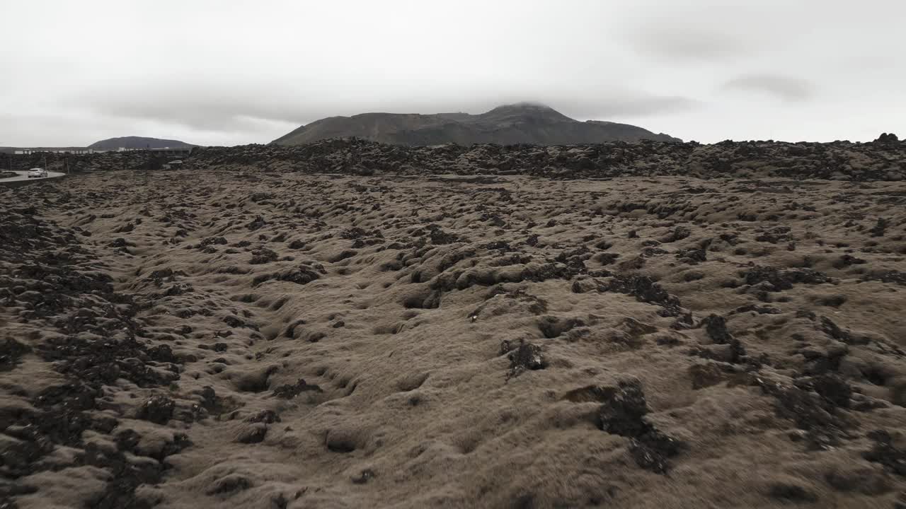 冰岛雷克雅内斯半岛的熔岩地带，背景是山脉视频素材