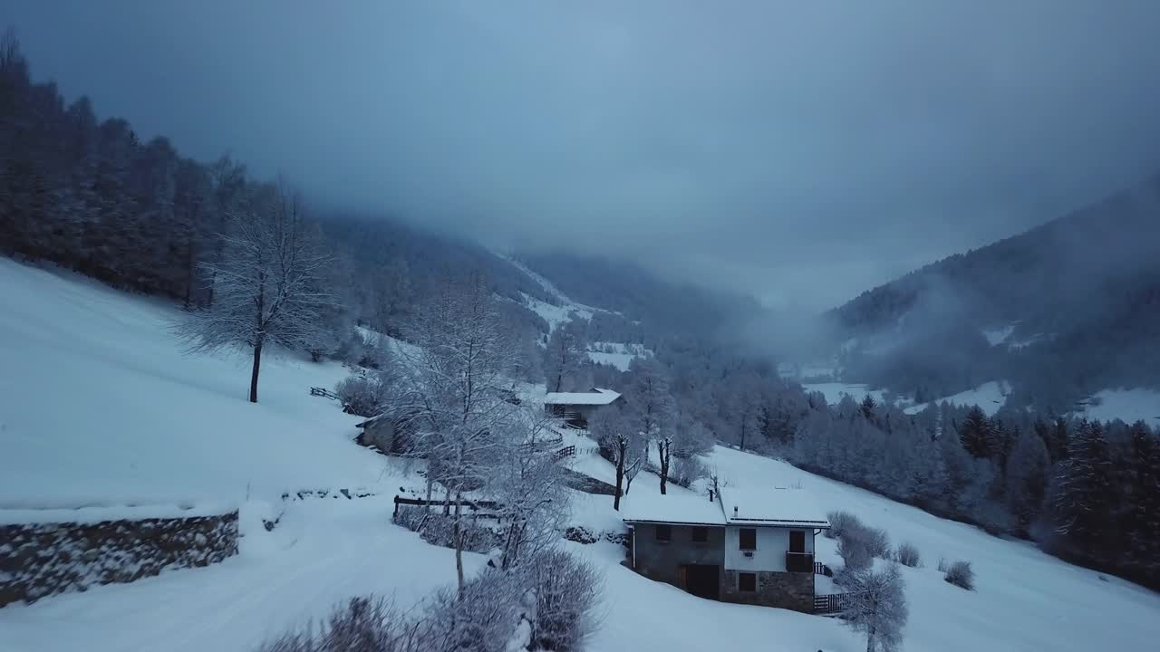 冬季，无人机拍摄的风景如画的冰冻山区景观。白雪皑皑的山谷景色。纯净的白色霜冷地标。视频素材