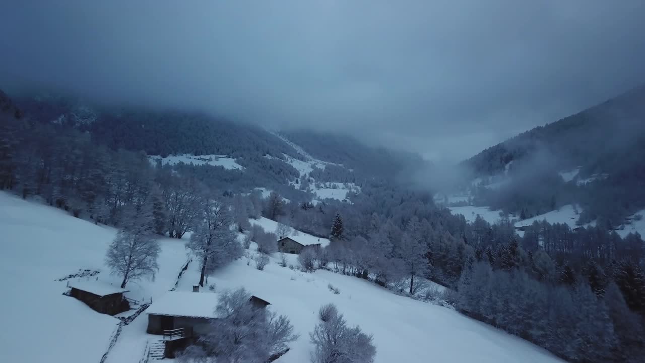 冬季，无人机拍摄的风景如画的冰冻山区景观。白雪皑皑的山谷景色。纯净的白色霜冷地标。视频素材