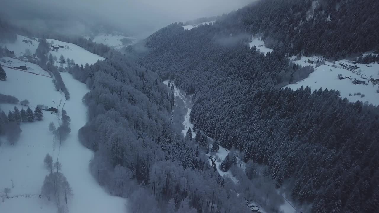 冬季，无人机拍摄的风景如画的冰冻山区景观。白雪皑皑的山谷景色。纯净的白色霜冷地标。视频素材