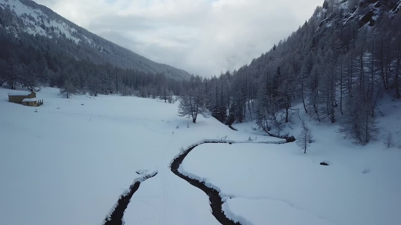 冬季，无人机拍摄的风景如画的冰冻山区景观。白雪皑皑的山谷景色。纯净的白色霜冷地标。视频素材