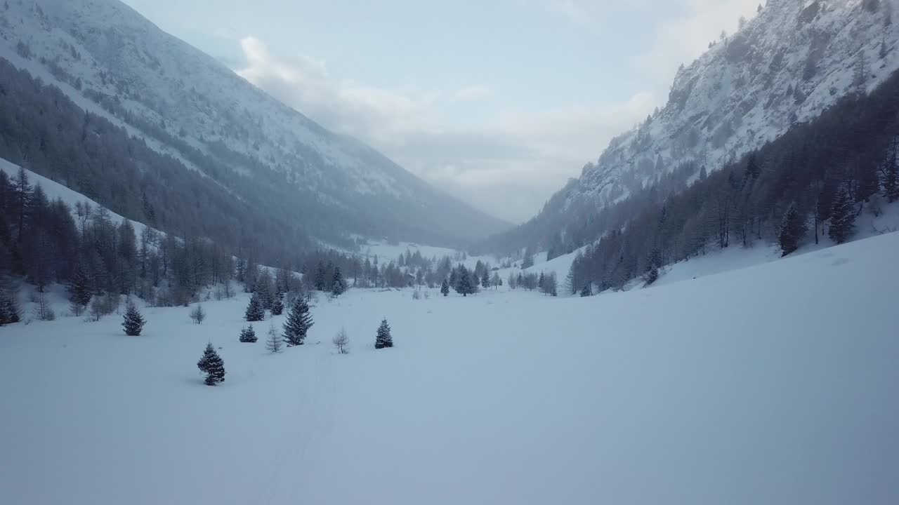 冬季，无人机拍摄的风景如画的冰冻山区景观。白雪皑皑的山谷景色。纯净的白色霜冷地标。视频素材