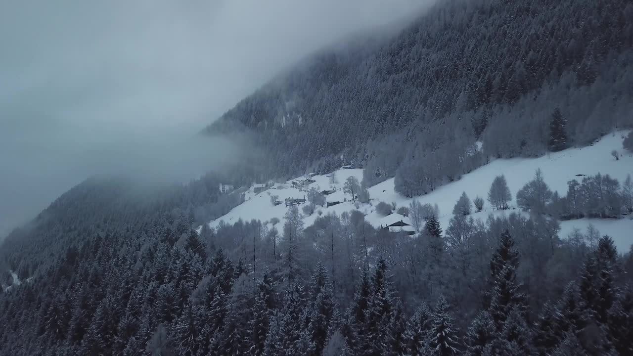 冬季，无人机拍摄的风景如画的冰冻山区景观。白雪皑皑的山谷景色。纯净的白色霜冷地标。视频素材