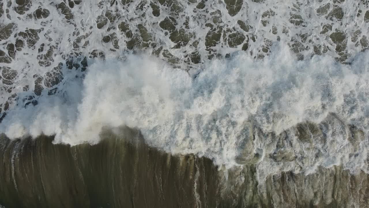 在正常的一天里，危险的海浪袭击维扎格海岸的抽象视频和维扎格市的鸟瞰图，朝向罗摩克里希纳或RK海滩。视频素材