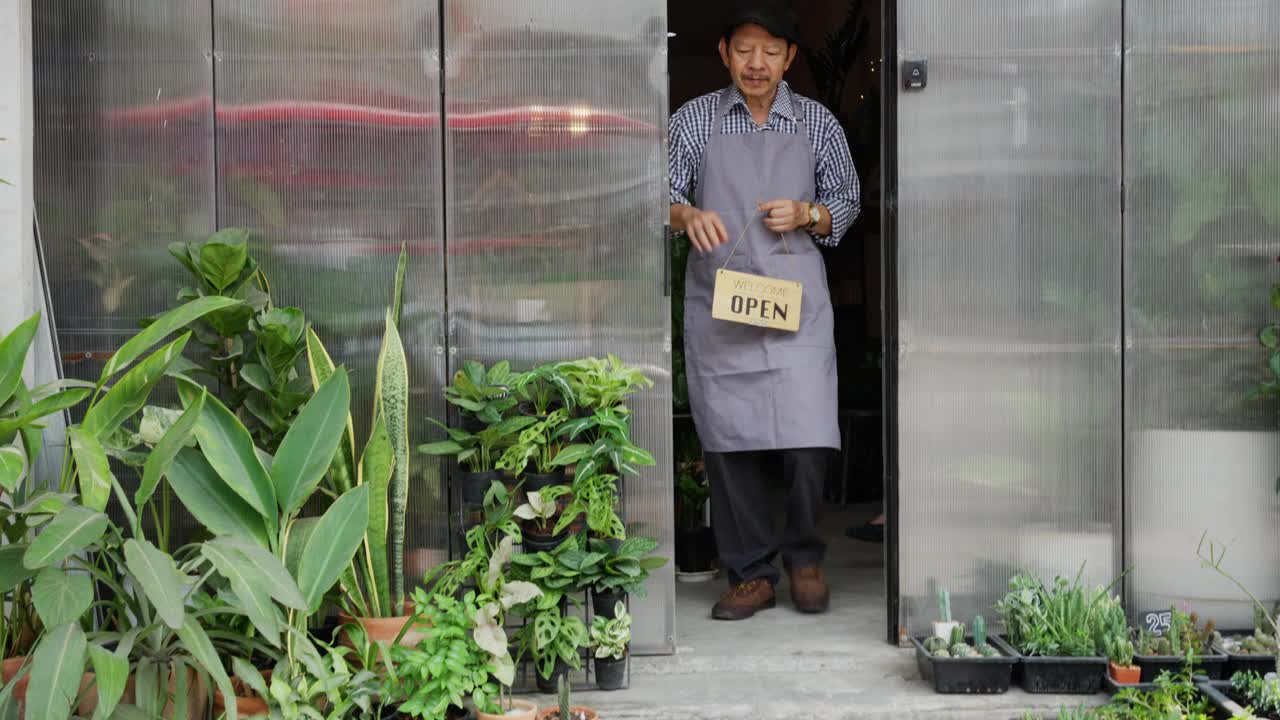 成熟的男老板在开咖啡馆时微笑着向人们挥手视频素材