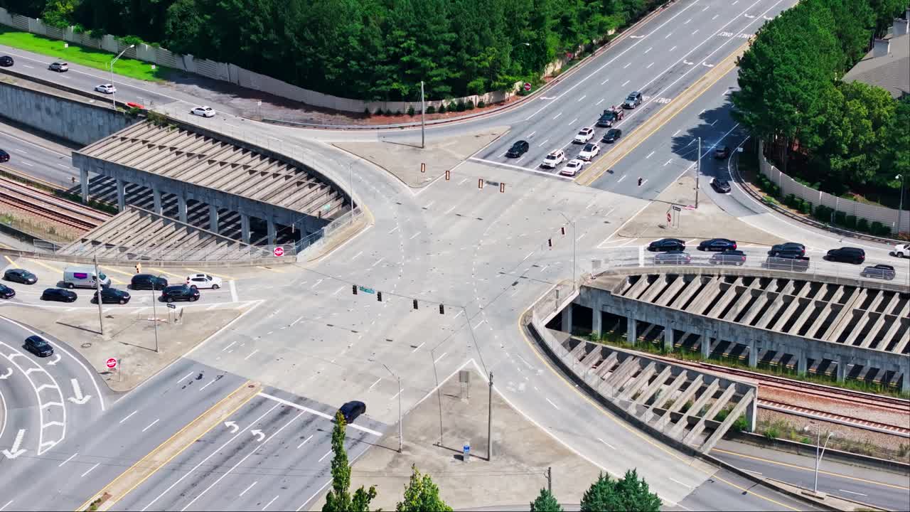 佐治亚州亚特兰大铁路上的多车道道路交叉口。静态航拍视频素材