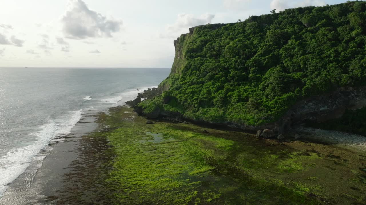 从海洋的悬崖上看，天空与自然景观中的液体地平线相遇视频素材