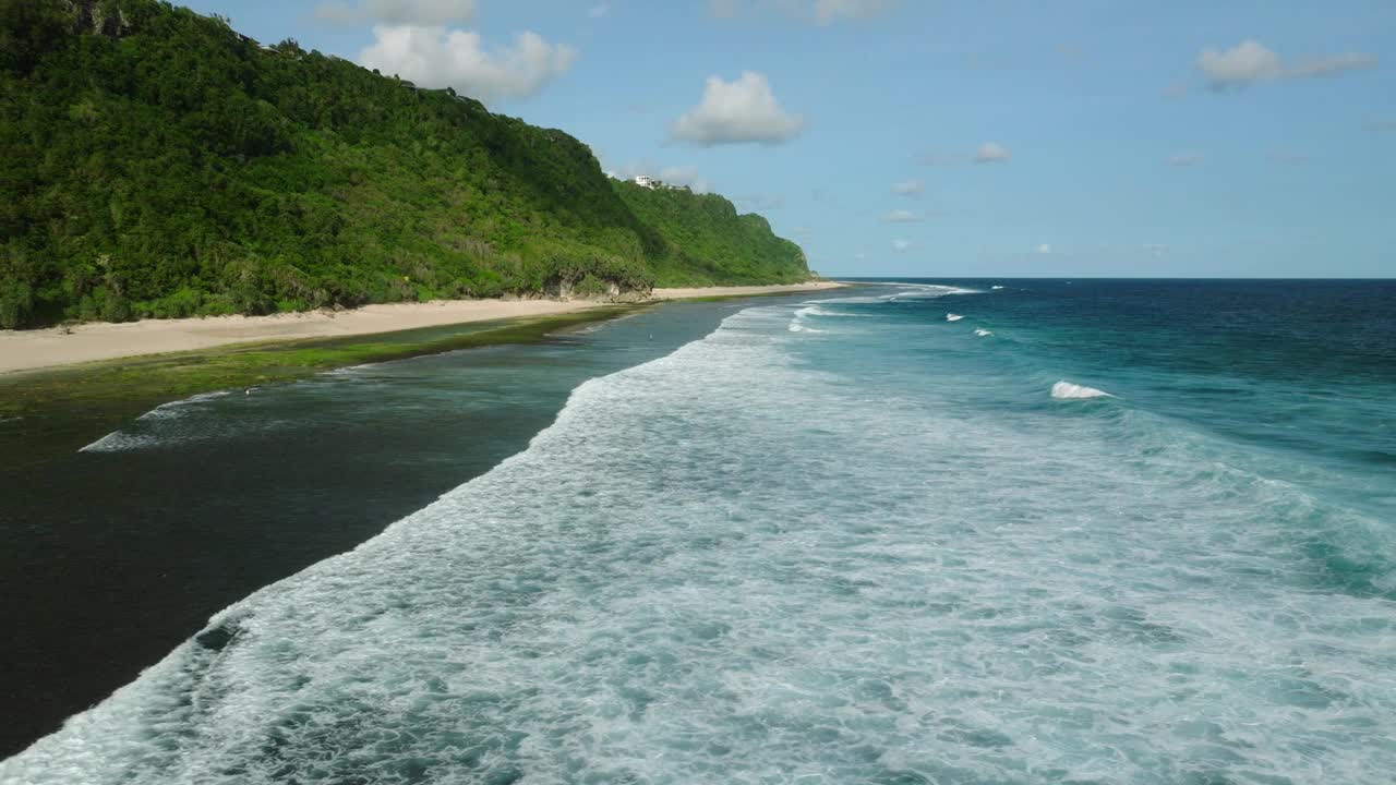 一个巨大的海浪冲击着沙滩，与地平线融为一体视频素材