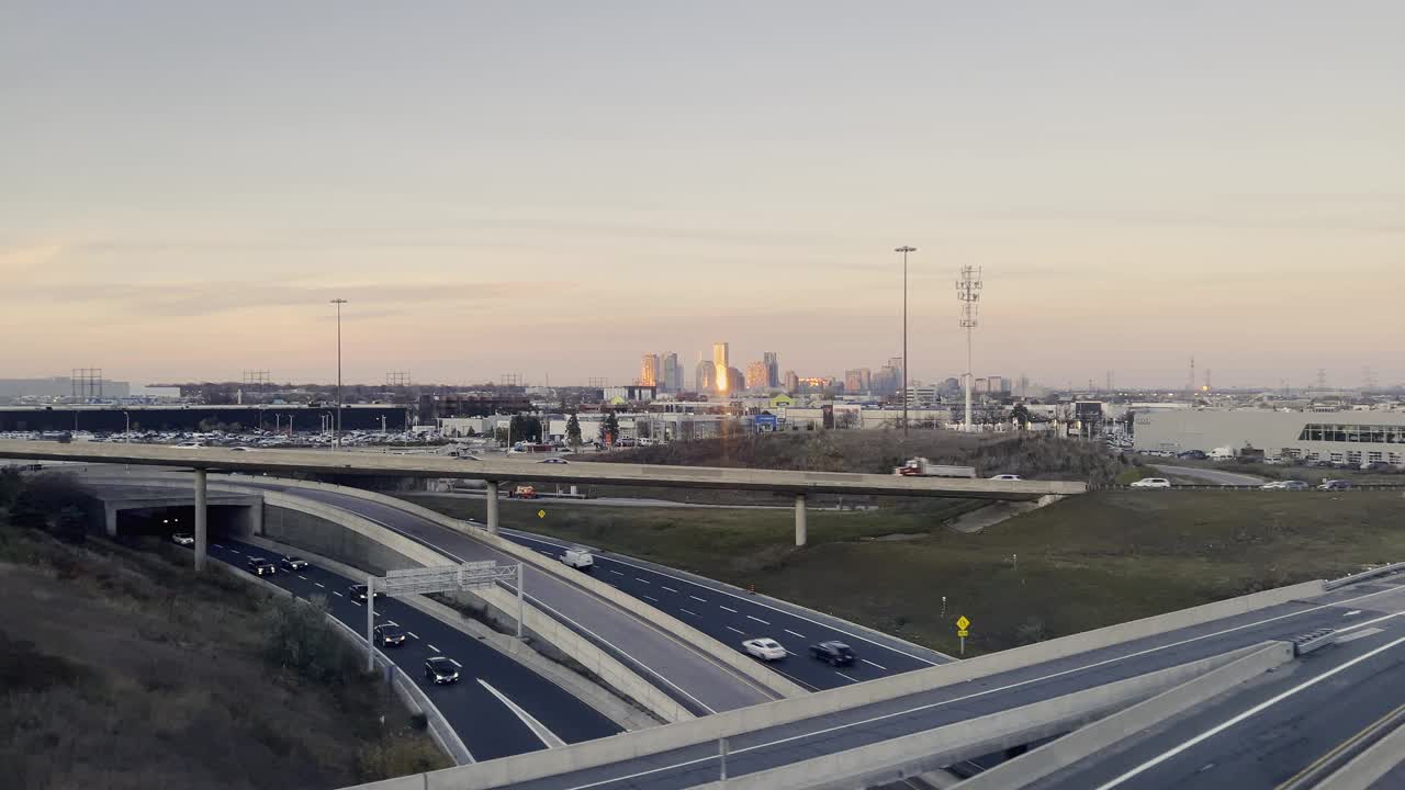 多伦多高速公路与汽车交通和城市天际线背景在日落，加拿大。鸟瞰图视频下载